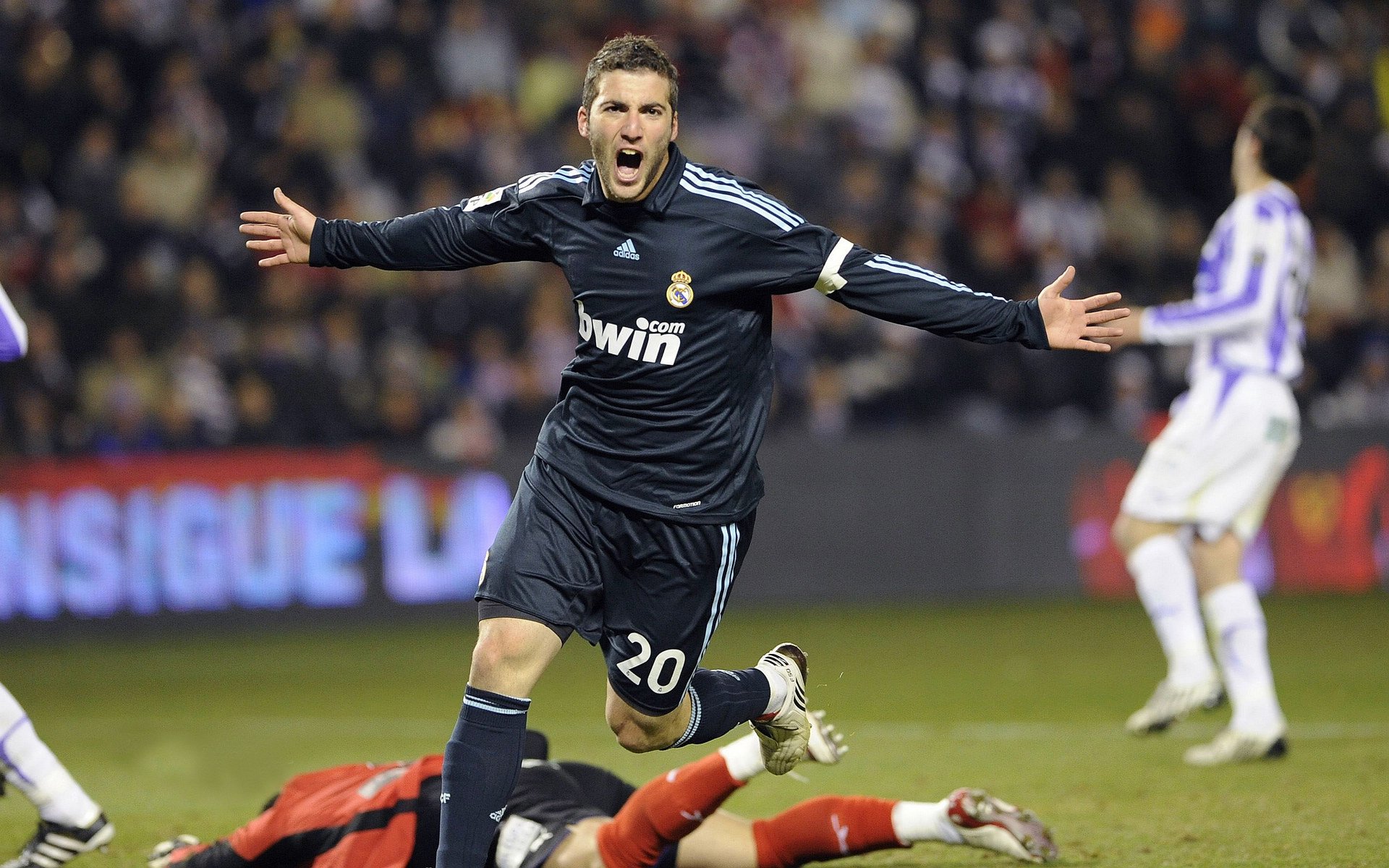 转会市场风云再起，豪门争抢新星，天价合约重塑足坛格局