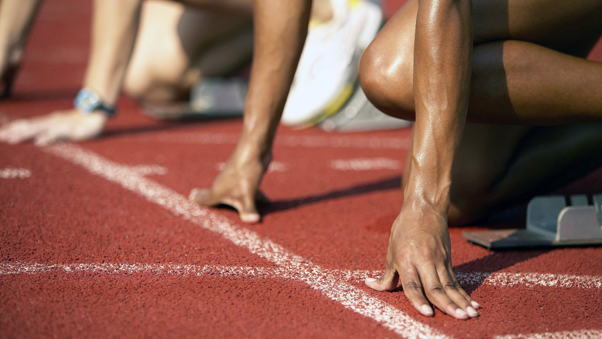 国际帆船赛巅峰对决 顶尖选手逐浪争锋